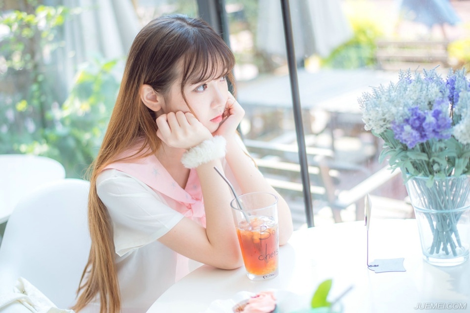 友谊和爱情之间的区别在于：友谊意味着两个人和世界，然而爱情意味着两个人就是世界。